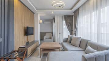 Habitación Deluxe, 1 cama Queen size y sofá cama | Artículos del minibar gratis y caja de seguridad en la habitación