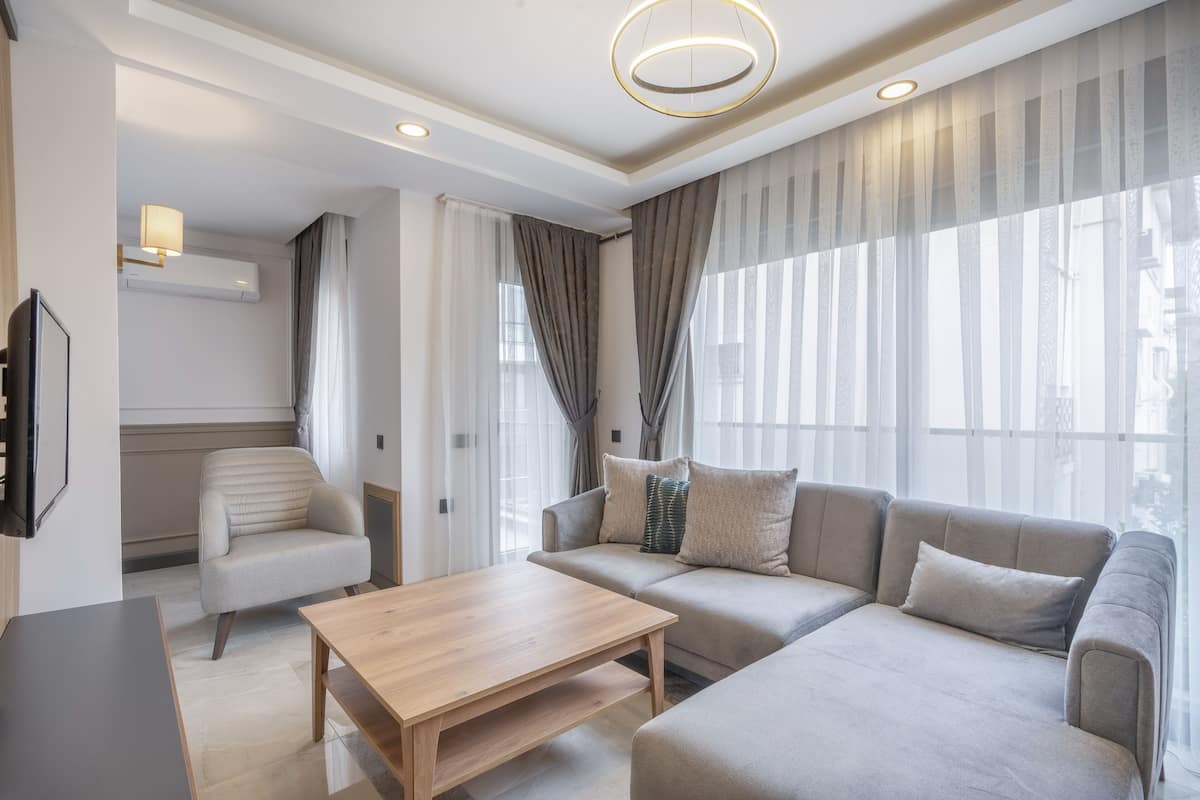 Quarto luxo, 1 cama Queen e sofá-cama | 1 quarto, frigobar (abastecido com alguns itens grátis)