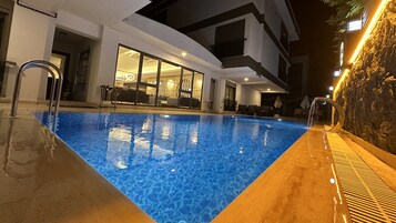 季节性开放的室外游泳池