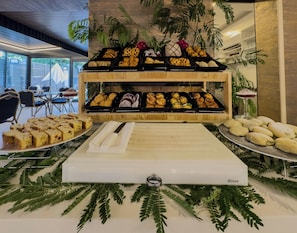 Free daily buffet breakfast - Quality Gold Suit Hotel (Antalya)
