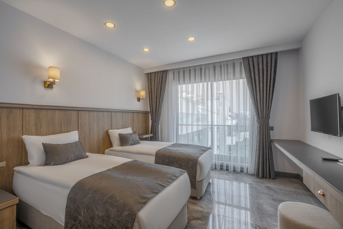 Quarto standard, 2 camas de solteiro | 1 quarto, frigobar (abastecido com alguns itens grátis)