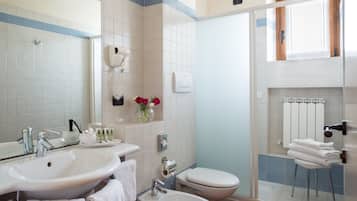 Hårtørrer, bidet, håndklæder, Sæbe