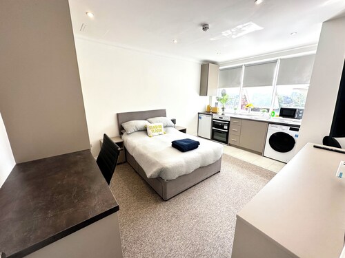 Sunny Modern, Private Apartment, 15 Mins To Central London