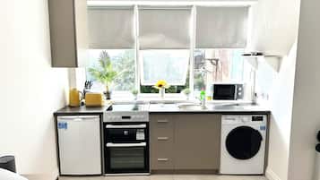 Refrigerador, microondas, horno, placa de cocina