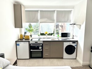 冷蔵庫、電子レンジ、オーブン、コンロ