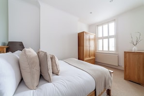 2 habitaciones, ropa de cama hipoalergénica y muebles diferentes 