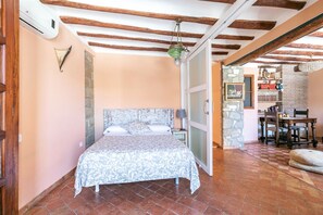 1 bedroom, desk, iron/ironing board, travel cot - Apartamento Deluxe Para 4 Personas (Adahuesca)