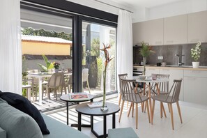 Villa - 3 sovrum - utsikt mot trädgården | Eget kök | Stort kylskåp, ugn, spishäll och kaffe- och tebryggare