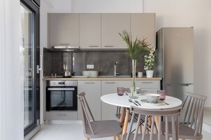 Refrigerador con freezer, horno, placa de cocina, cafetera/tetera