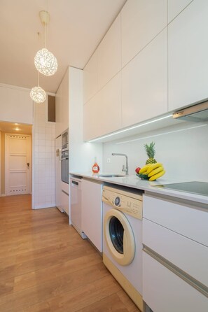 Fridge, microwave, oven, stovetop - Spacious Vintage Flat by HostWise (Porto)