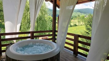 Deluxe Studio, Hot Tub, Garden View | Desk, iron/ironing board, free WiFi
