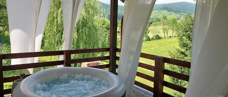 Deluxe Studio, Hot Tub, Garden View