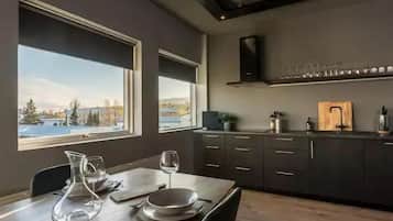 Deluxe Apartment | Private kitchen | Fridge, oven, dishwasher, cookware/dishes/utensils