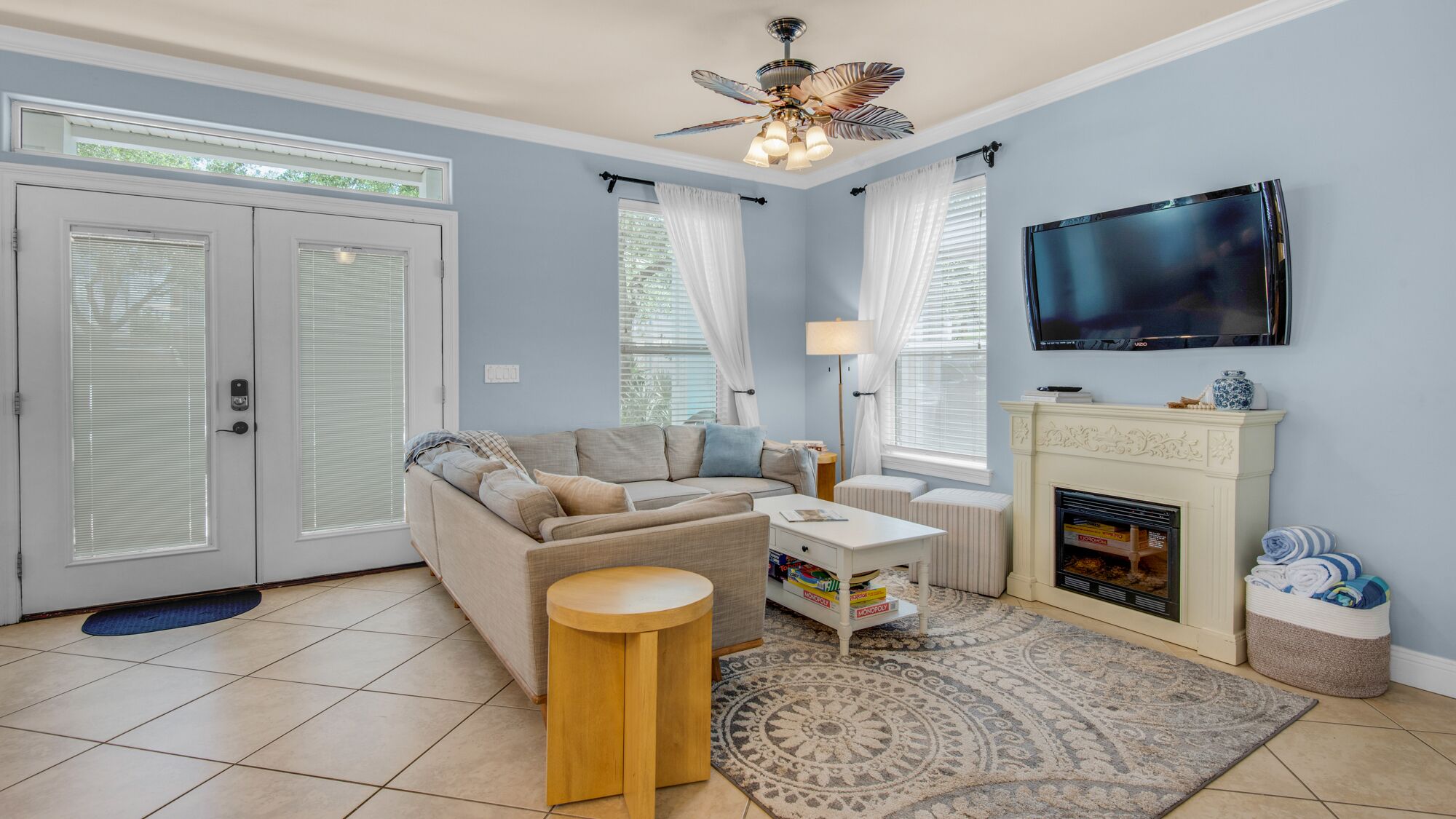 Pet Friendly home for 16 in Crystal Beach - Steps from Pool; Minutes to Beach