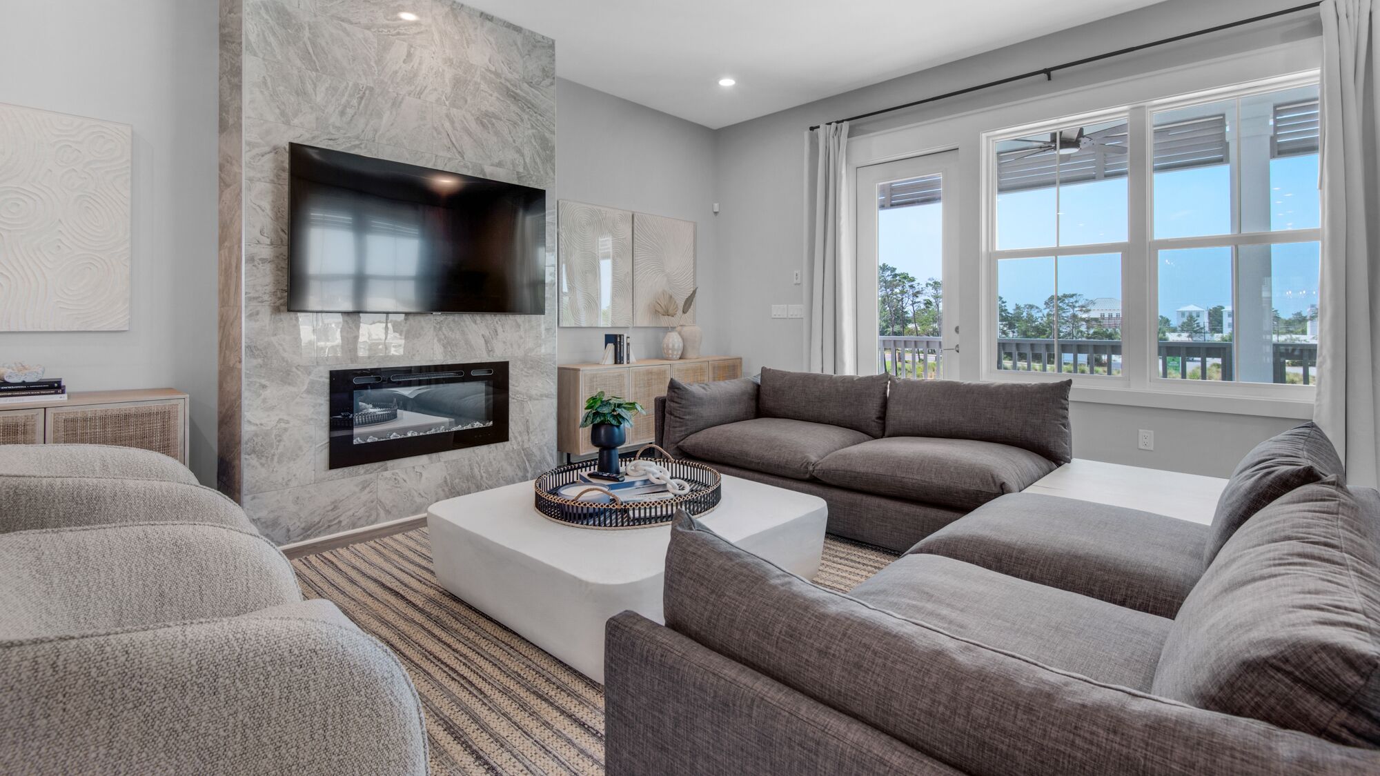 Rooftop Observation Deck; Luxury 4-Bedroom Home for 10; Perfect Location