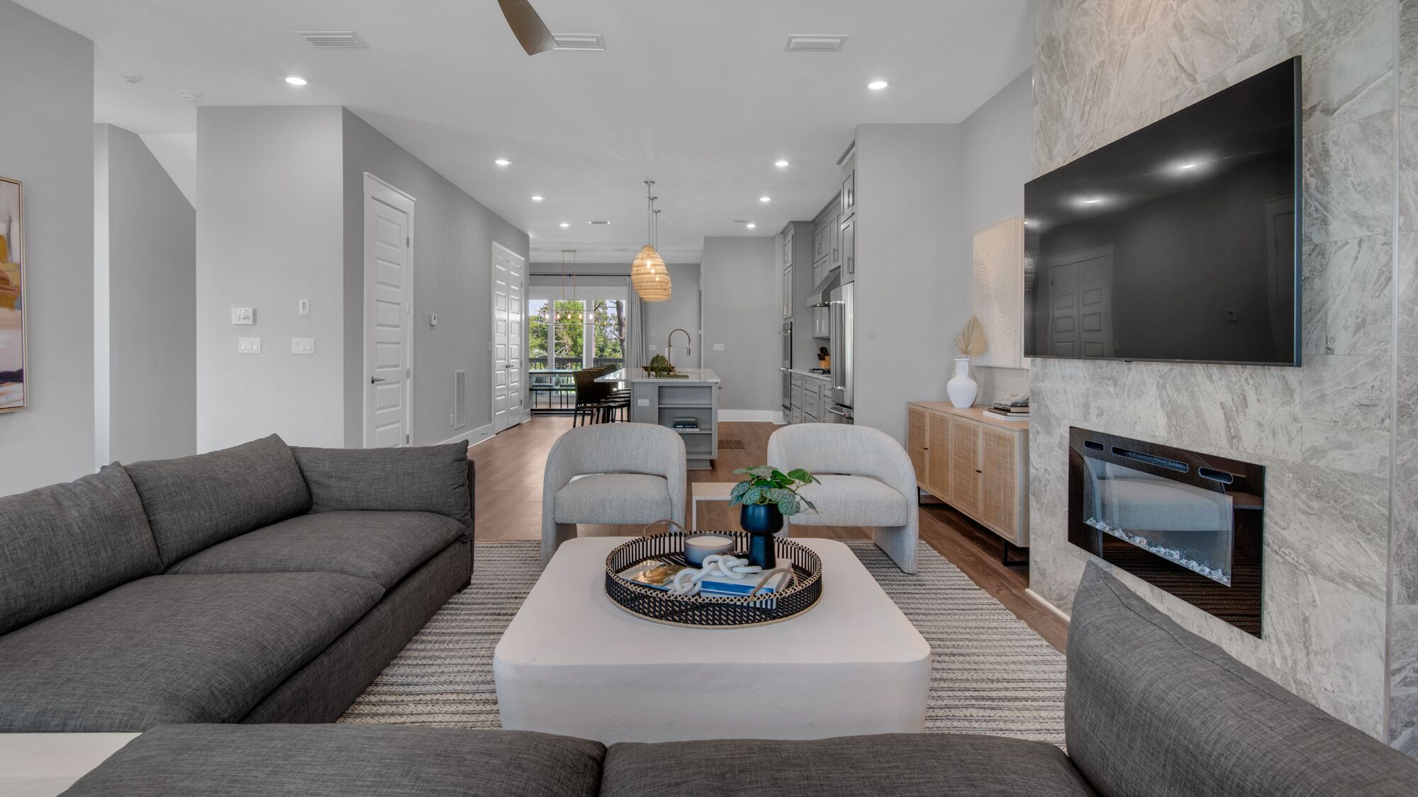 Rooftop Observation Deck; Luxury 4-Bedroom Home for 10; Perfect Location