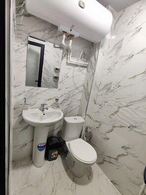 Standard Twin Room | Bathroom