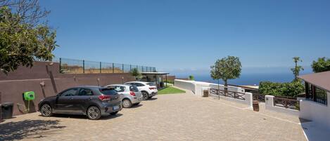 المنطقة المحيطة بالمنشأة