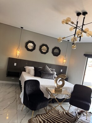 Honeymoon Suite | 1 bedroom, Egyptian cotton sheets, premium bedding, pillow-top beds - Swan Lake Suites  (Benoni)