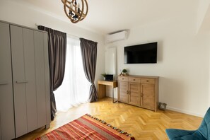 Apartamento panorámico | Zona de estar | Televisión LED de 123 cm con canales digitales, una televisión