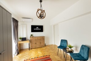 Appartement Panoramique | Coin séjour | Télévision LED de 123 cm avec chaînes numériques, télévision