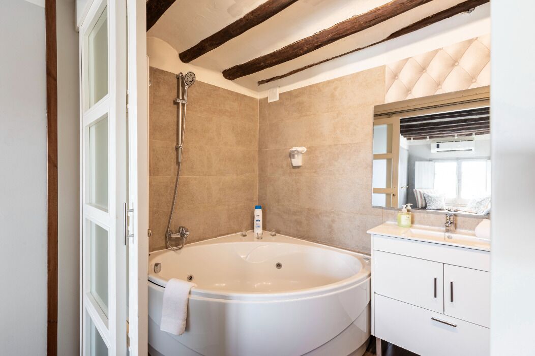 按摩浴缸、風筒、提供毛巾、番梘