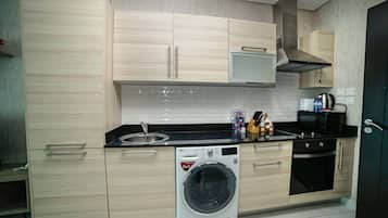 Deluxe Suite | Private kitchen | Full-size fridge, microwave, oven, stovetop