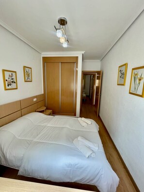 2 soverom og strykejern/-brett