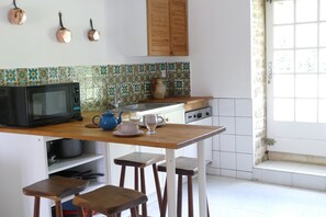 Réfrigérateur, four à micro-ondes, un four, surface de cuisson