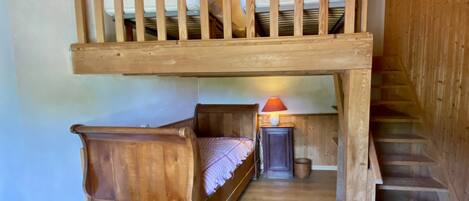 4 bedrooms, iron/ironing board, free WiFi