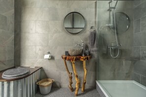Een douche, handdoeken
