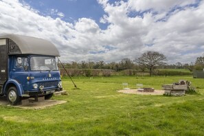 Property grounds - Set in a wild flower meadow, Douglas is completely eco friendly and off-grid. (Elsing)