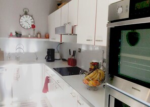Kühlschrank, Mikrowelle, Ofen, Herdplatte