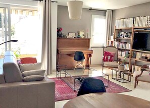 Fernseher, DVD-Player, Bücher, Drucker