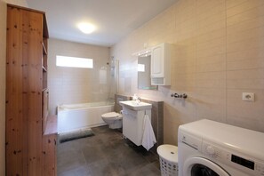 Summer Apartment | 浴室 | 淋浴/浴缸二合一、免費盥洗用品、吹風機、毛巾