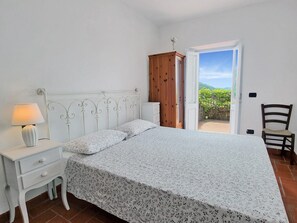 3 slaapkamers, een strijkplank/strijkijzer, gratis wifi, beddengoed