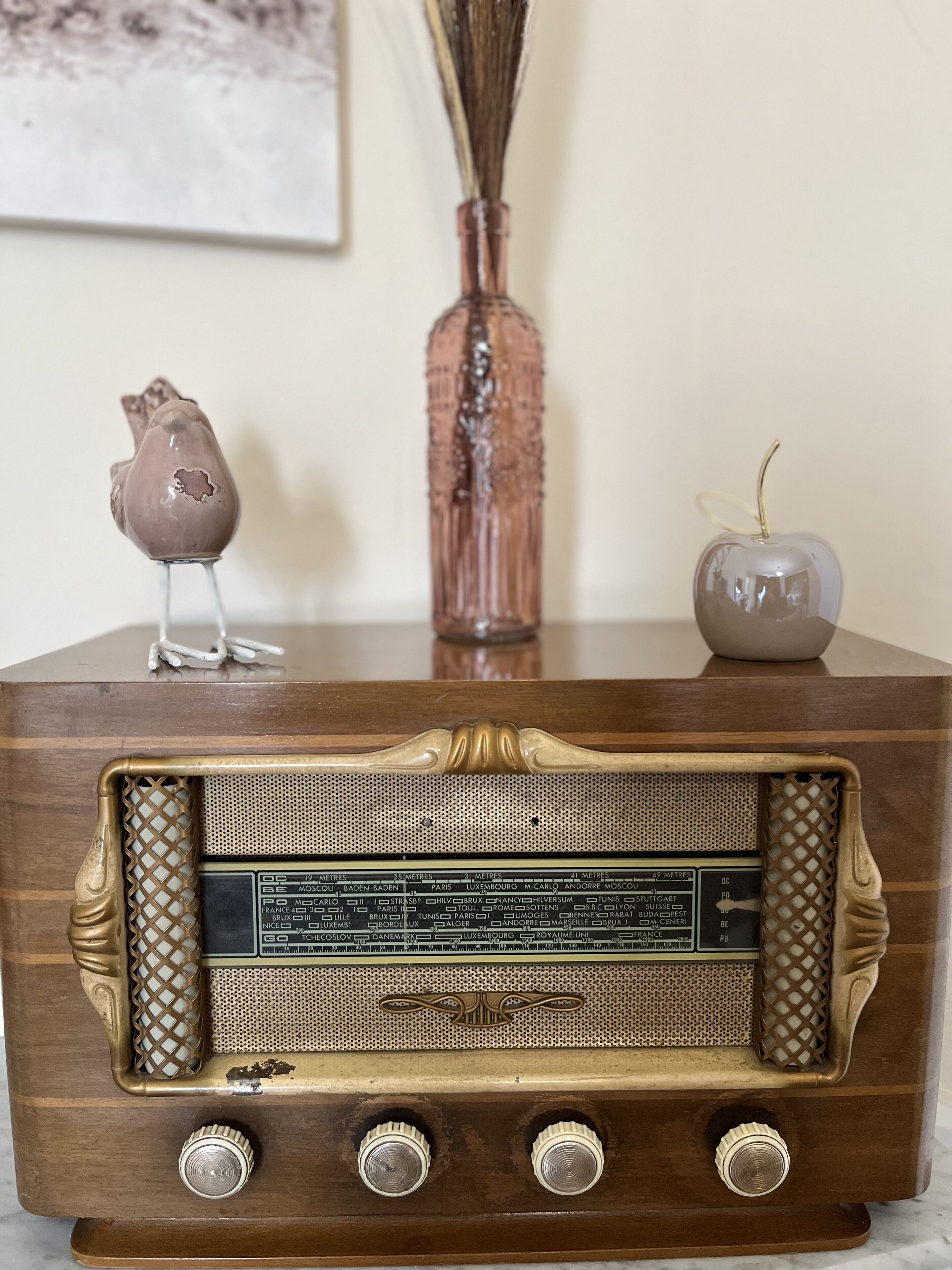 A vintage radio with decorative knobs and a tuning dial.