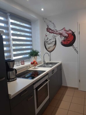 Fridge, microwave, stovetop, dishwasher - Neu Eingerichtete Ferienwohnung in Ostseenähe (Heikendorf)