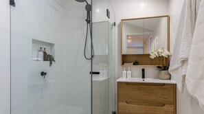 Een douche, een haardroger, handdoeken, zeep
