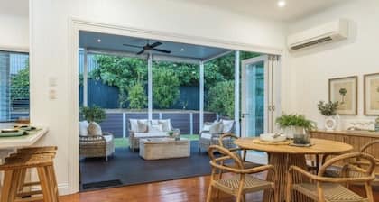 Luxury Queensland Awaits! Sleeps 8, 3 car parks