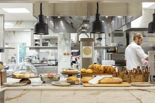 Desayuno buffet diario (EUR 30 por persona)