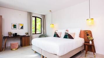 高级双人房 | 迷你吧、客房内保险箱、办公桌、笔记本电脑工作区