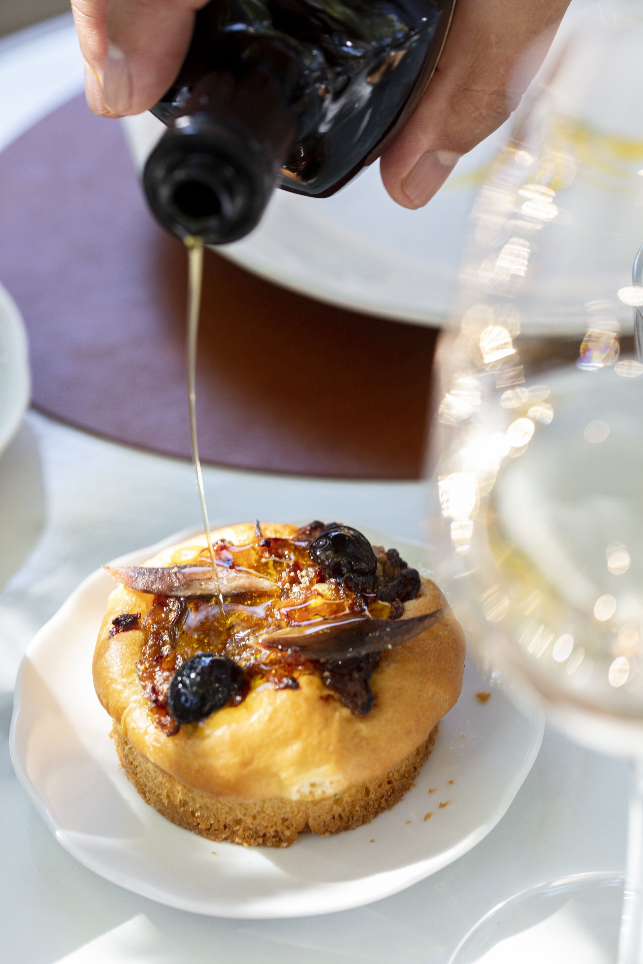 Un postre con almíbar siendo vertido.