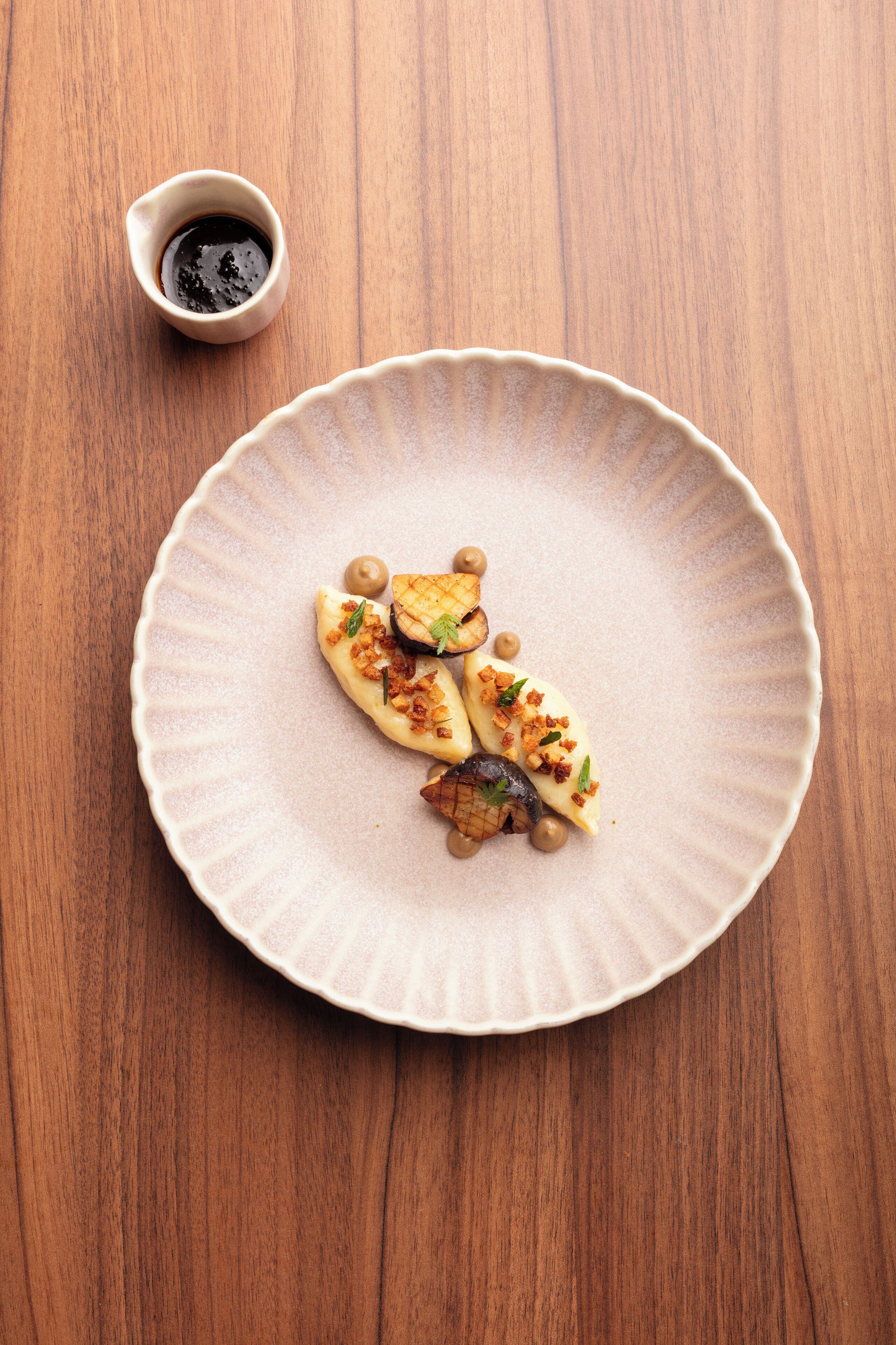 Un plato de comida sobre una mesa de madera.
