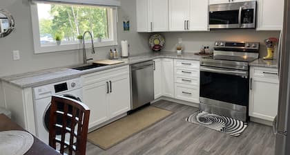 Eagle's Nest Cottage Fully Renovated 200' Waterfront, In Cove, Dock & More!!