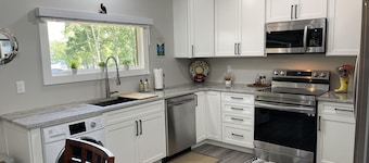 Eagle's Nest Cottage Fully Renovated 200' Waterfront, In Cove, Dock & More!!