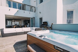 Bañera de hidromasaje al aire libre