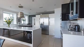 Réfrigérateur, micro-ondes, four, lave-vaisselle