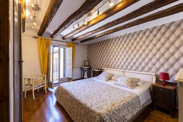 1 quarto, escrivaninha, ferros/tábuas de passar roupa, berço de viagem