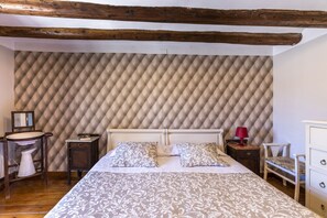 1 habitación, escritorio, tabla de planchar con plancha y cuna de viaje 